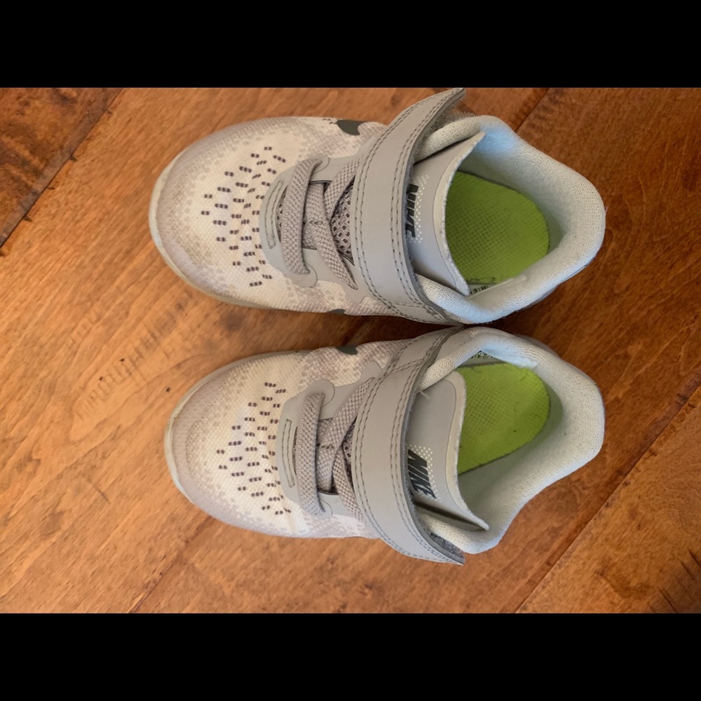 Used toddler Nike sneakers Size 6